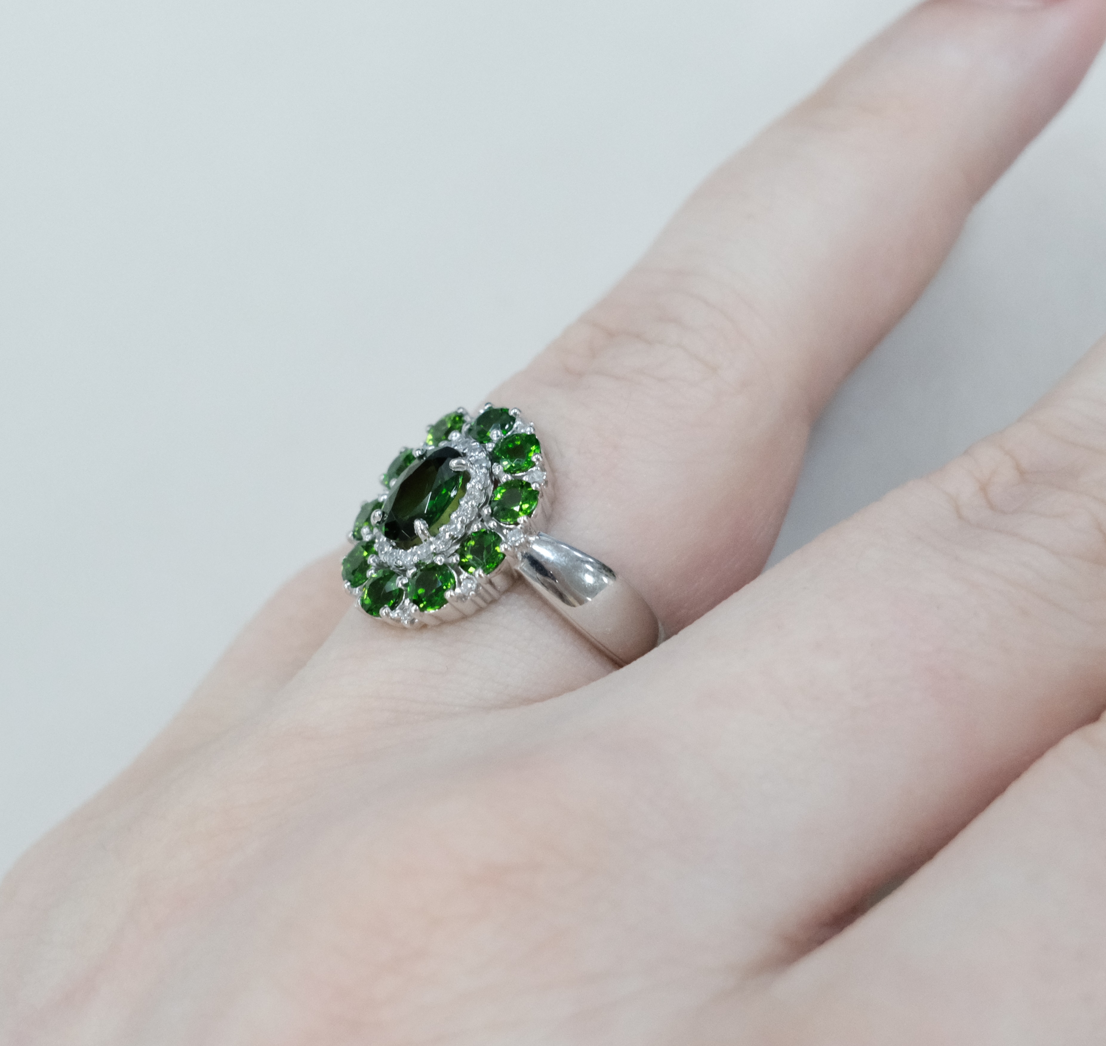 Серебряное кольцо с хромдиопсидами